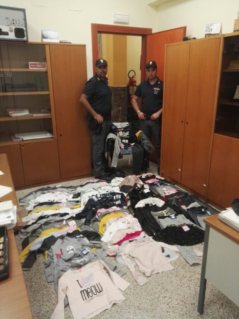 Tre donne rubano 85  capi di abbigliamento in un esercizio commerciale. Arrestate dalla Polizia