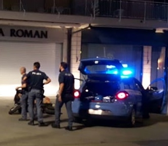 Rocambolesco inseguimento di due minorenni a bordo di uno scooter. Per fuggire tentano di investire i poliziotti