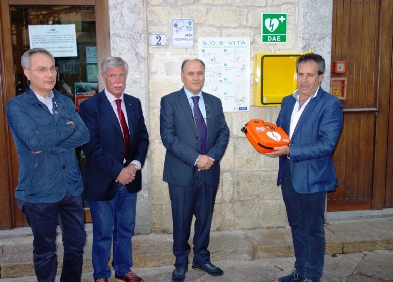 La Banca di Credito Cooperativo San Giuseppe dona due defibrillatori al Comune Petralia Soprana che li colloca nei centri nevralgici del paese