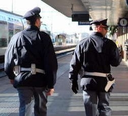 Bambino di nove anni prende da solo il treno da Termini a Palermo alla ricerca del papà mai conosciuto. Notato dalla Polfer viene con delicatezza rifocillato e riconsegnato alla madre