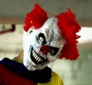“Clown isteria” a Termini Imerese. A piazza S. Carlo ragazzi aggrediti da tre vestiti da pagliacci