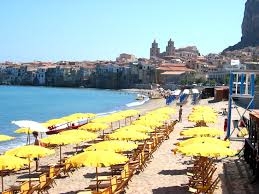 Ruba in spiaggia due zaini ai bagnanti a Cefalù. Un termitano patteggia la pena