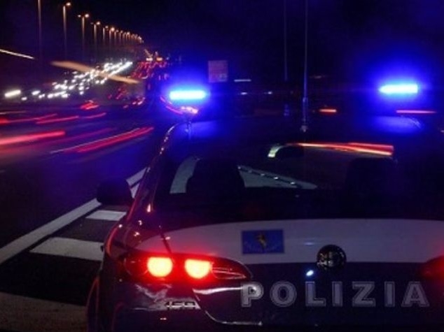 Ubriaco cammina a piedi lungo l’autostrada A19. Fermato dagli agenti li aggredisce. Arrestato