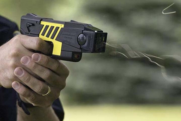 Con una pistola elettrica rapinano un istituto di credito. Arrestati dalla Polizia