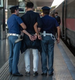Sul treno Palermo–Termini Imerese senza biglietto. Alla vista della Polizia si è scagliato contro gli Agenti della Polfer
