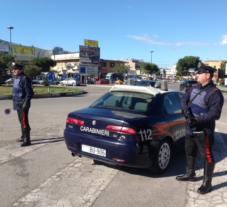 Con una vettura rubata forza un posto di blocco dei Carabinieri che lo inseguono. Dopo aver tentato di speronare la vettura dei militari finisce in manette