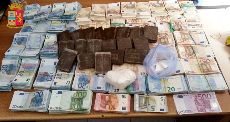 Arrestato un corriere della droga. La polizia gli sequestra 2 kg di sostanza stupefacente e 200.000 Euro