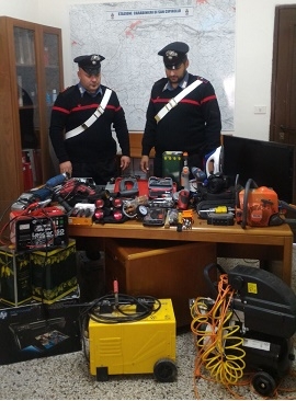 Carabinieri con il supporto dei Cacciatori di Calabria e un elicottero per stroncare una serie di furti a danno di aziende agricole. Arrestati quattro rumeni