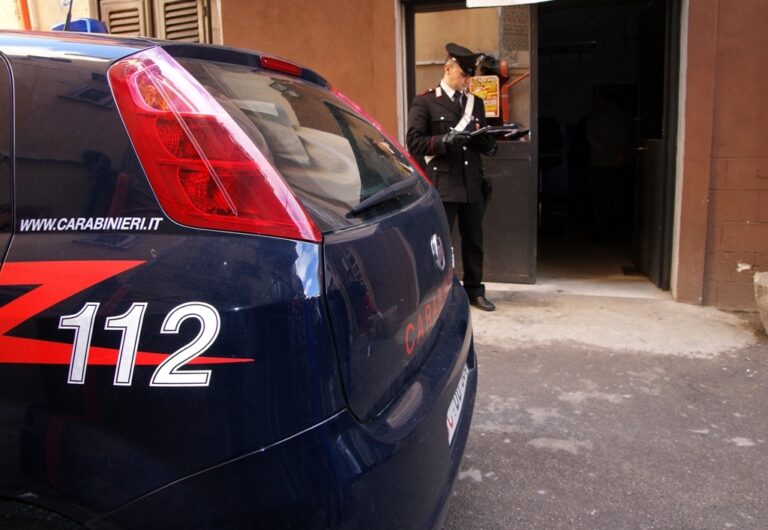 Dovevano trovarsi agli arresti domiciliari ma i Carabinieri li scovano tranquillamente fuori: uno in banca, l’altro dal barbiere