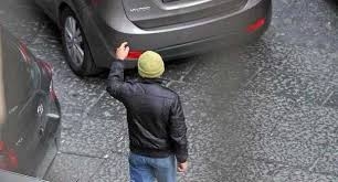 Sei posteggiatori abusivi denunciati a Palermo. Chiedevano soldi a chi parcheggiava davanti ai cimiteri