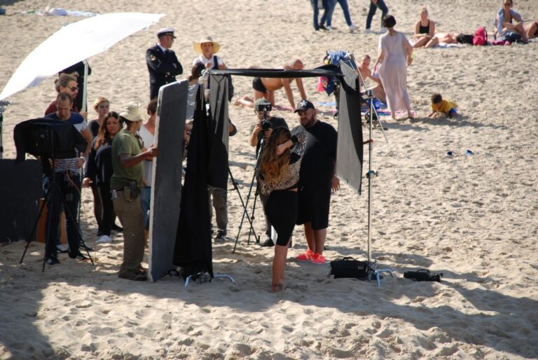 Belen stamattina sulla spiaggia di Cefalù per girare uno spot. Le nostre foto esclusive