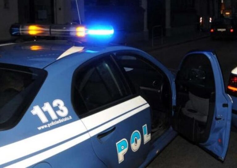 La Polizia arresta due ladri mentre tentano di sfondare la porta di un appartamento all’interno del quale vi è una donna terrorizzata