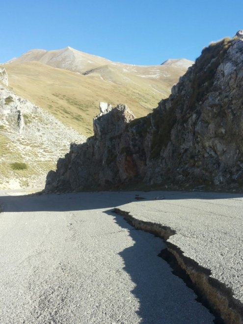 Gli effetti delle ultime scosse di terremoto in centro Italia. Il suolo si è abbassato