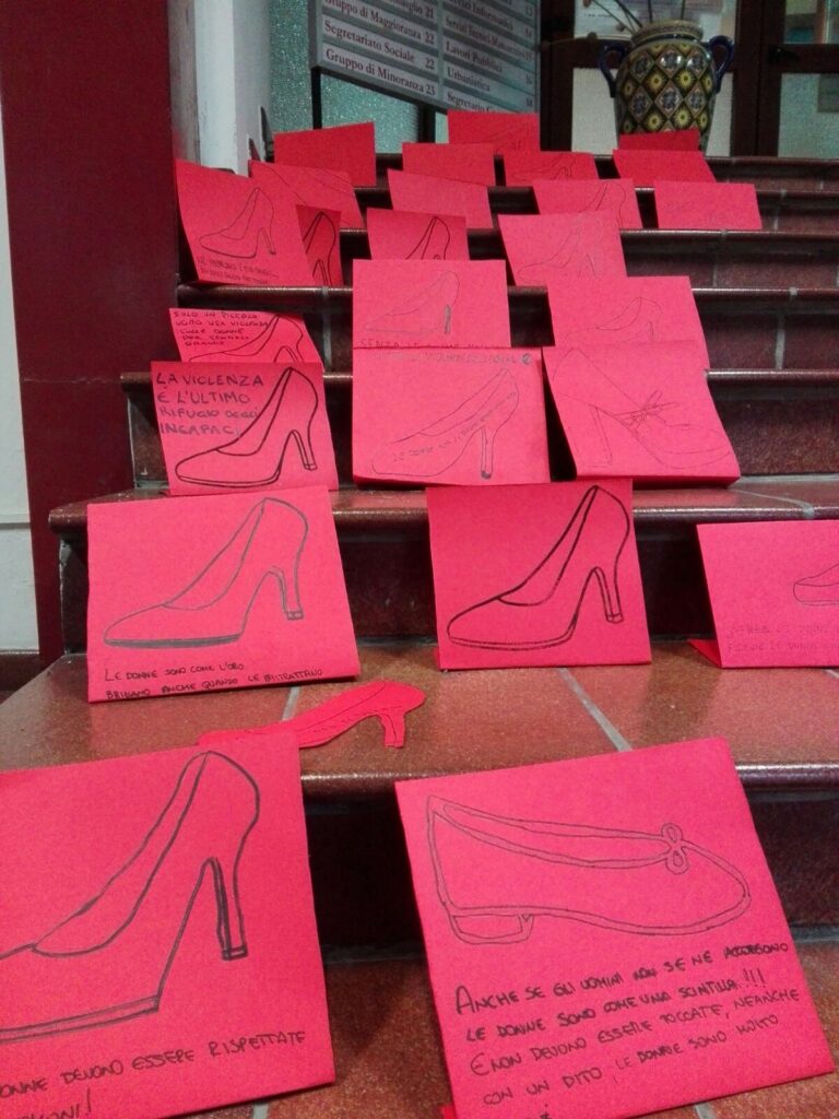 Gli alunni creano “Scarpe rosse” in occasione della Giornata Mondiale contro la violenza sulle Donne