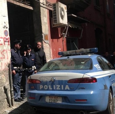 Rapina della pensione un anziano nell’androne di casa. Ma la vittima insegue il suo aguzzino e chiama la polizia