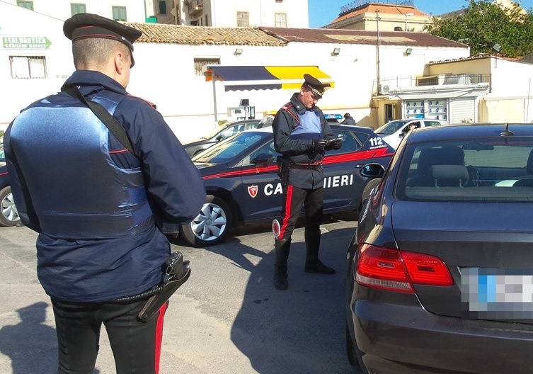 Tentano di rubare un’auto. Dopo un rocambolesco inseguimento i Carabinieri ne arrestano uno