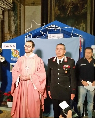 A San Filippo Neri Gesù bambino nascerà tra le macerie di Amatrice: inaugurato il presepe sotto la tenda per i terremotati