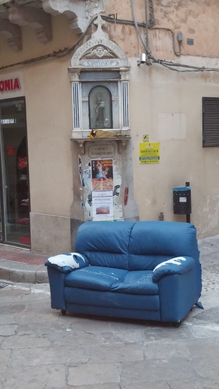 A Termini si butta di tutto per strada, anche i divani