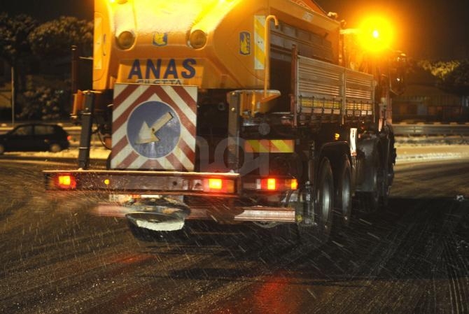 Primi fiocchi di neve, incidenti e disagi sulle strade