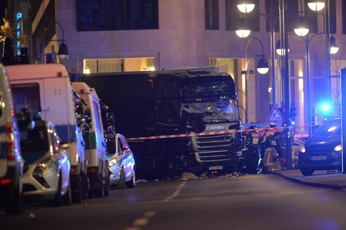 Attentato al mercato di Natale a Berlino, 9 morti e 50 feriti. In diretta video Sky