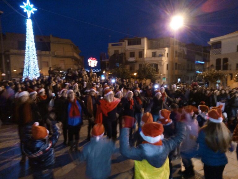 Recita natalizia: la piazza di Campofelice di Roccella invasa dai bambini della scuola primaria