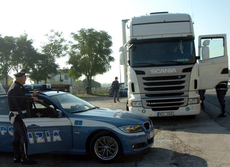 Cronotachigrafo taroccato. Autotrasportatore fermato nell’area di servizio Caracoli di Termini Imerese