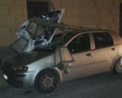 Tragedia sfiorata a Termini Imerese: in via Garibaldi lampione cade su auto posteggiata