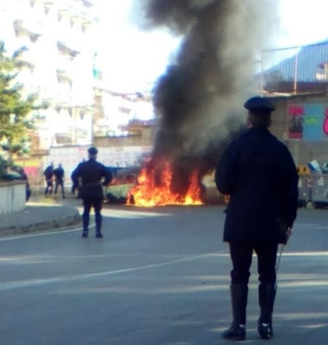 Due macchine in fiamme nella piazzetta Cosimo Cristina a Termini Imerese