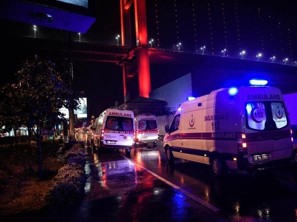 Attentato a Istanbul. Uomini vestiti da Babbo Natale attaccano discoteca: almeno 35 morti