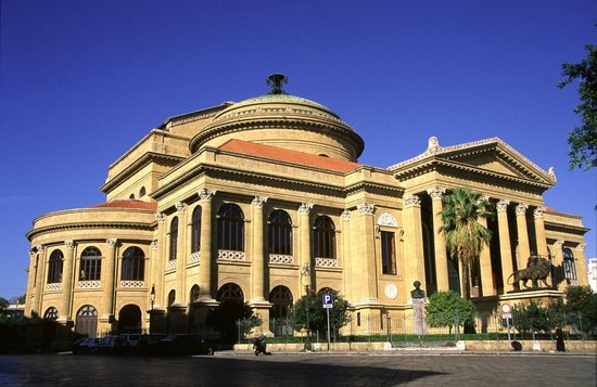 Allarme bomba vicino al Massimo di Palermo. Pacco sospetto davanti Hotel Plaza