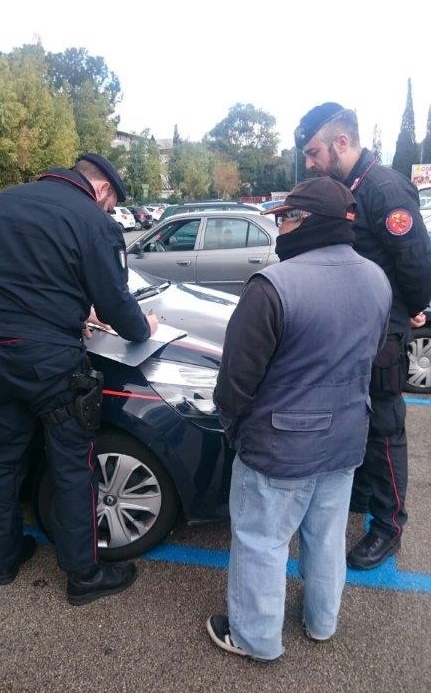 Controlli dei carabinieri. 14 parcheggiatori abusivi multati