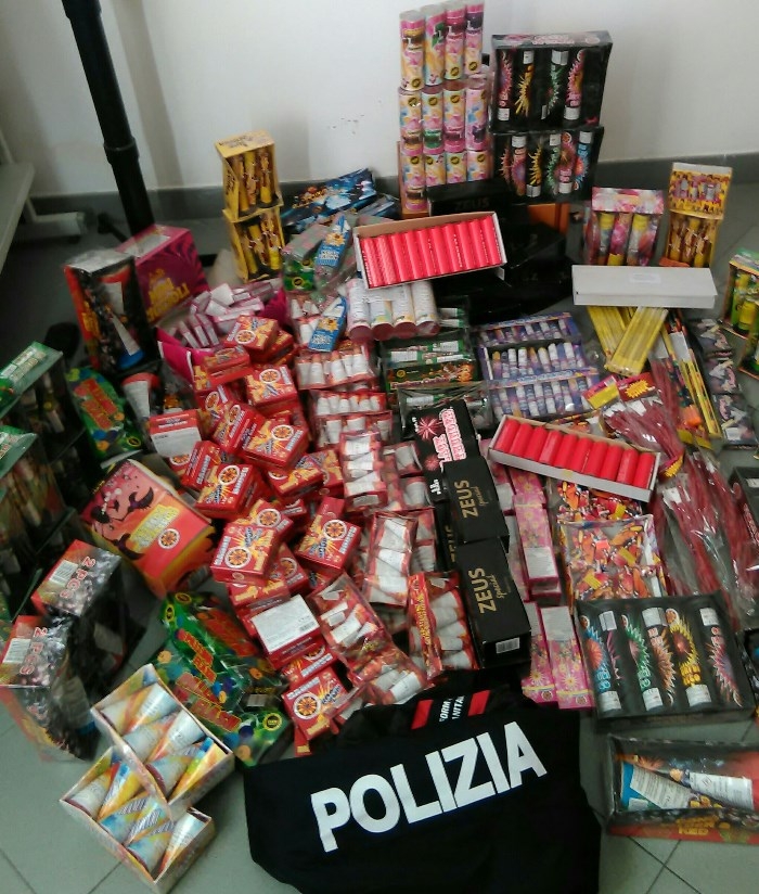 Trasportava oltre 6000 “pezzi” di fuochi artificiali. Denunciato dalla Polizia