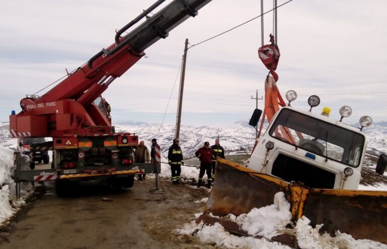 Recuperato dai Vigili del Fuoco lo spalaneve del Comune di Petralia Soprana rimasto bloccato in mezzo alla neve. Il sindaco ringrazia