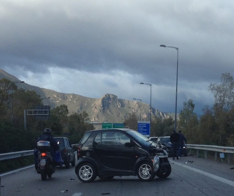 Brutto incidente sull’autostrada tra Bagheria e Villabate: coinvolti una Smart e una BMW