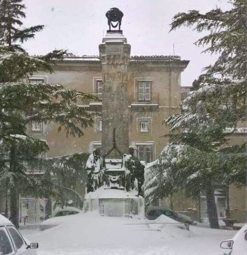 A Petralia Soprana a causa della neve scuole chiuse lunedì e martedì