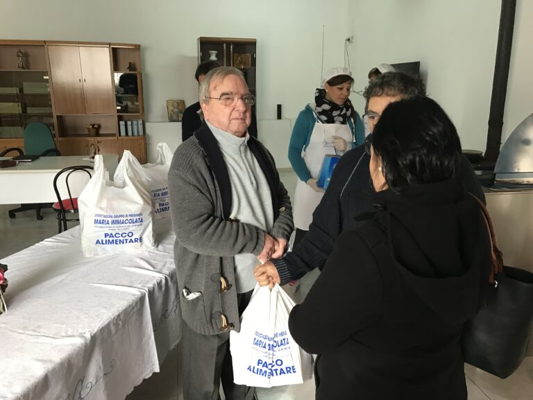Il missionario laico Pino Lo Giudice ogni due mercoledì consegna pacchi alimentari a 15 famiglie povere