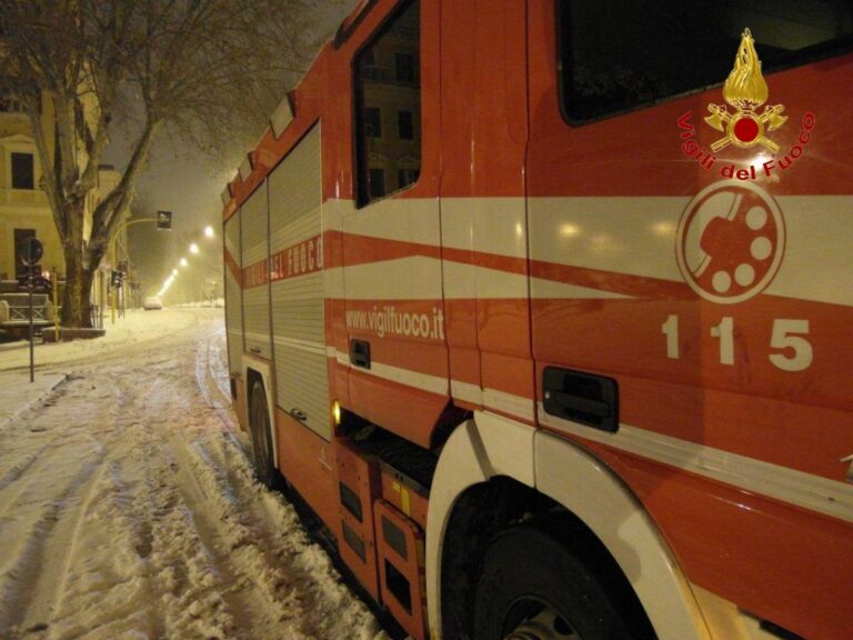 Emergenza neve. Interventi dei Vigili del Fuoco durante la notte in aiuto di automobilisti rimasti bloccati lungo le strade delle Madonie