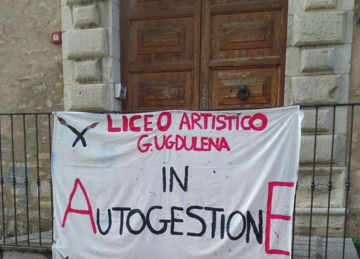 Protesta del Liceo Artistico di Termini ospitato in aule inadeguate: dateci la “Scuola di cartapesta”