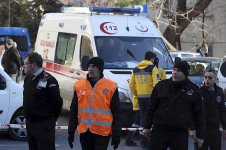 AGGIORNAMENTO. E’ un paziente psichiatrico non un terrorista, l’uomo che ha gettato nel panico un ospedale a Istanbul