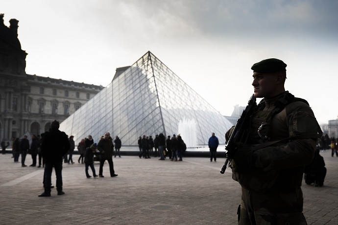 Spari al Louvre. Uomo armato tenta aggressione a militare
