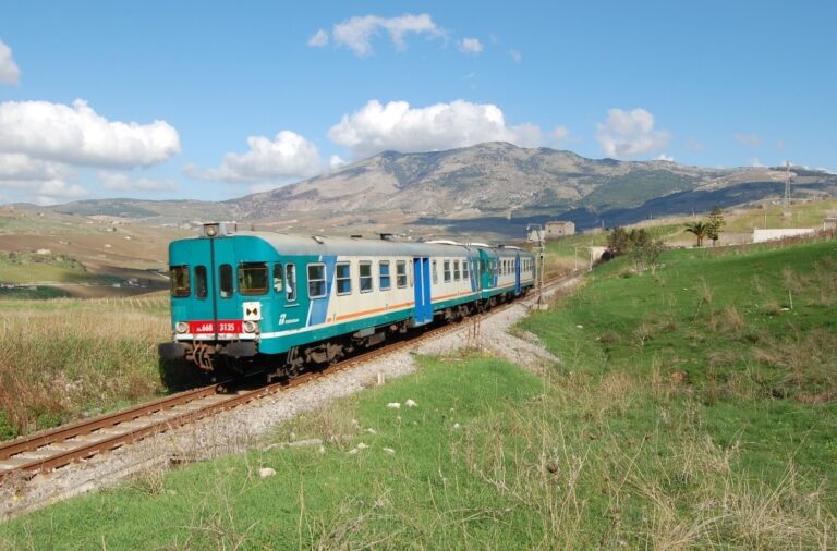 Trasporto ferroviario: la Sicilia aspetta la “Cura del Ferro” dall’Unità d’Italia