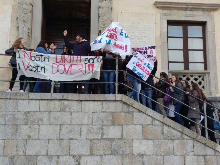 Studenti del liceo artistico di Termini in corteo. Protestano contro aule piccole, mancanza di strutture e promesse non mantenute