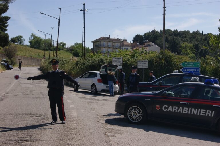 Carabiniere libero da servizio insegue ed arresta tre sospetti in possesso di arnesi da scasso
