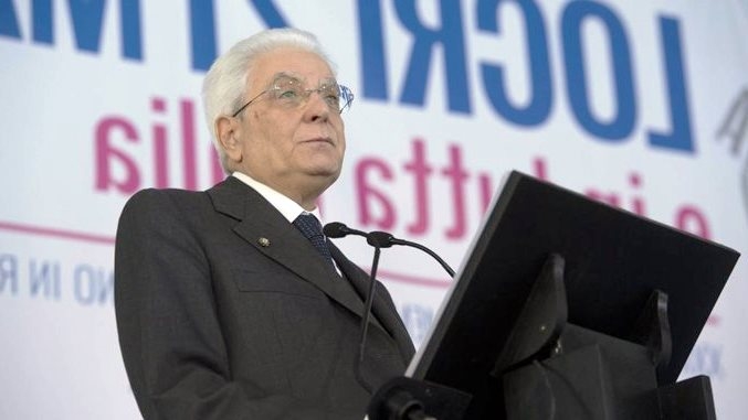 Mattarella a Locri: “I mafiosi sono uomini senza onore”. E poi scritta sulla facciata del palazzo vescovile: “Più lavoro meno sbirri”