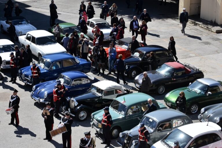 Le auto storiche della Targa Florio in mostra al comando dei carabinieri