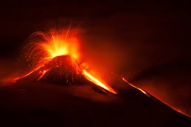 Eruzione dell’Etna. Dieci persone rimaste ferite da esplosione di materiale lavico