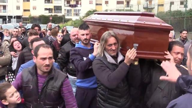 Si sono svolti ieri i funerali del clochard bruciato vivo