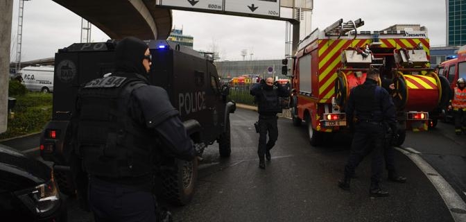 ULTIMORA. Spari all’aeroporto di Parigi. Un uomo cerca di rubare l’arma ad un militare, che l’ha ucciso