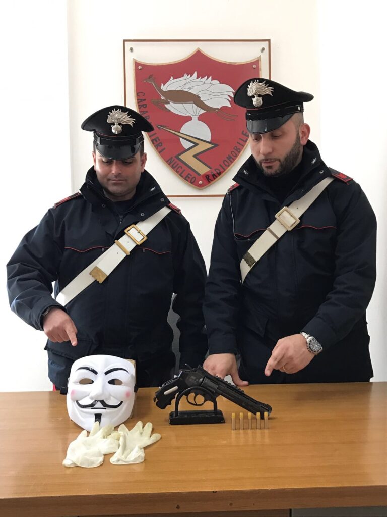I Carabinieri denunciano due giovani. Nella loro auto i militari hanno rinvenuto una maschera, un paio di guanti in lattice e una pistola giocattolo senza tappo rosso