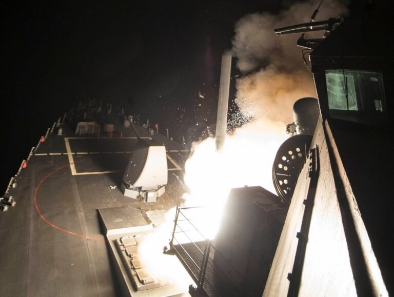 Gli Usa attaccano base aerea in Siria